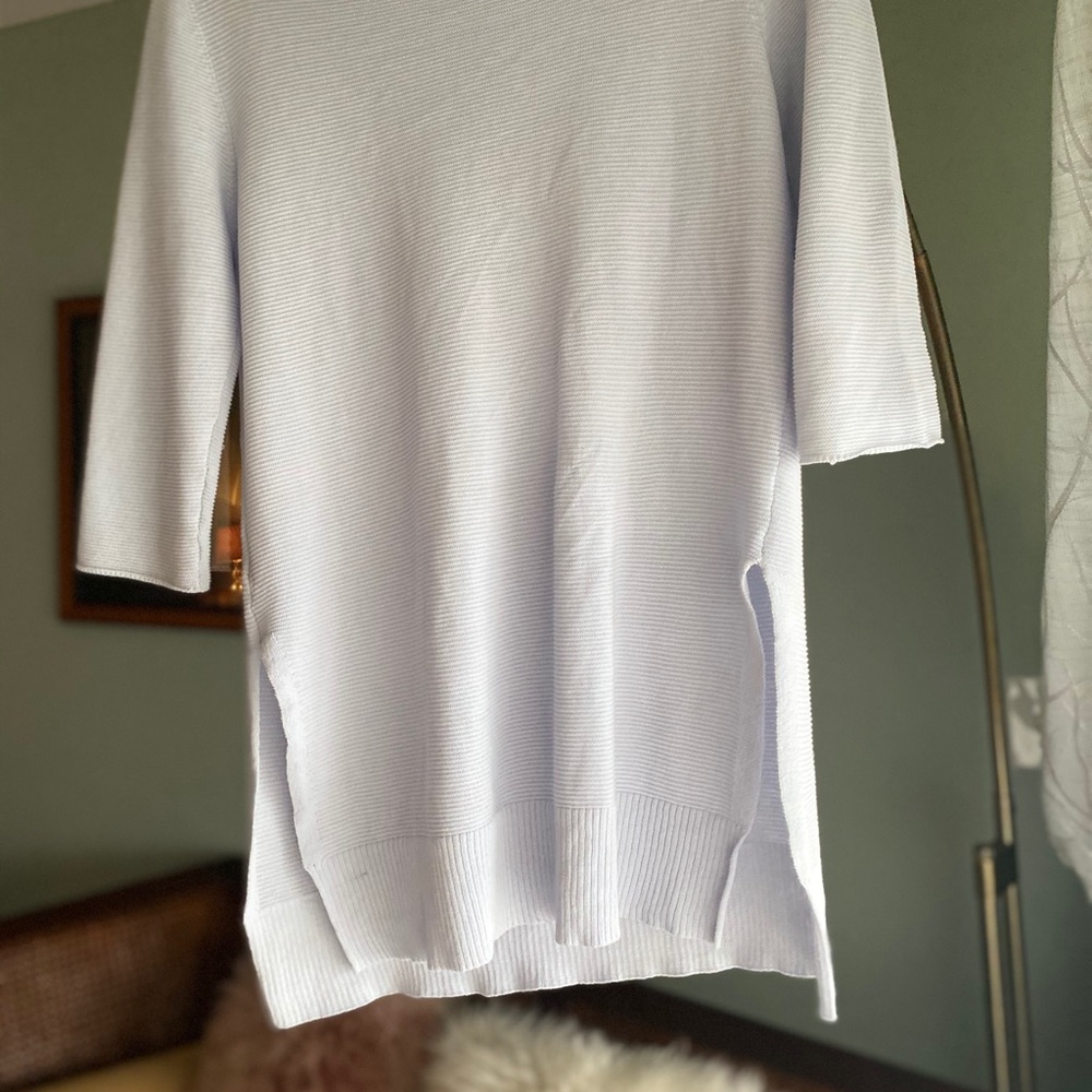 Mid sleeve light sweater.